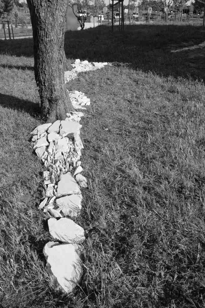 oeuvre in situ de land art à la scène de Bayssan dans l'Hérault